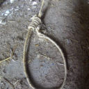 El lazo permanece en la planta baja tirado en el suelo, bajo la soga, cortado por la parte superior del nudo para poder descolgarlo, y por la zona del cuello, bajo el nudo, para quitárselo al inerte cadáver